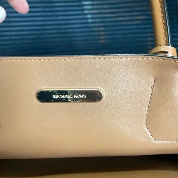 Michael Kors Tan and Cream Tote Bag - Picture 5 of 9